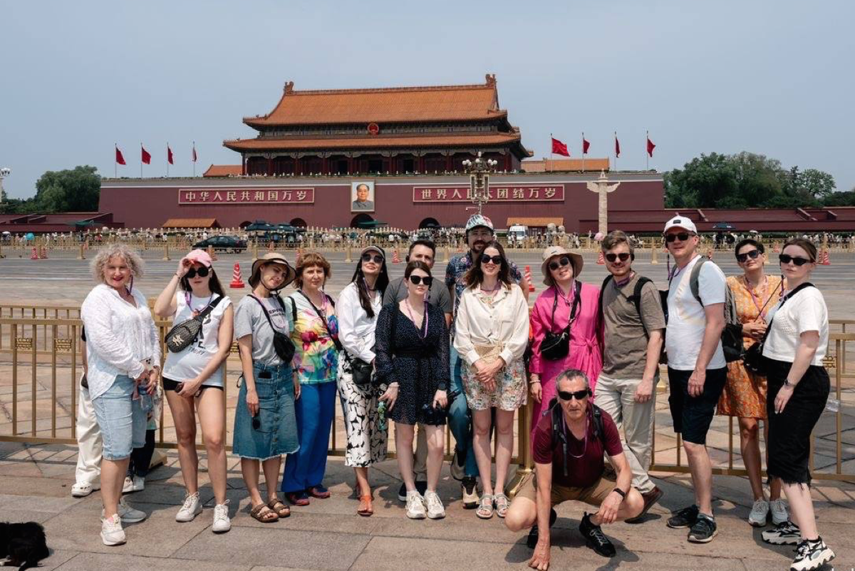 Площадь Тяньмень в Пекине - обязательное место посещения, как Красная площадь в Москве. Ну и Китайская стена, как визитная карточка страны.