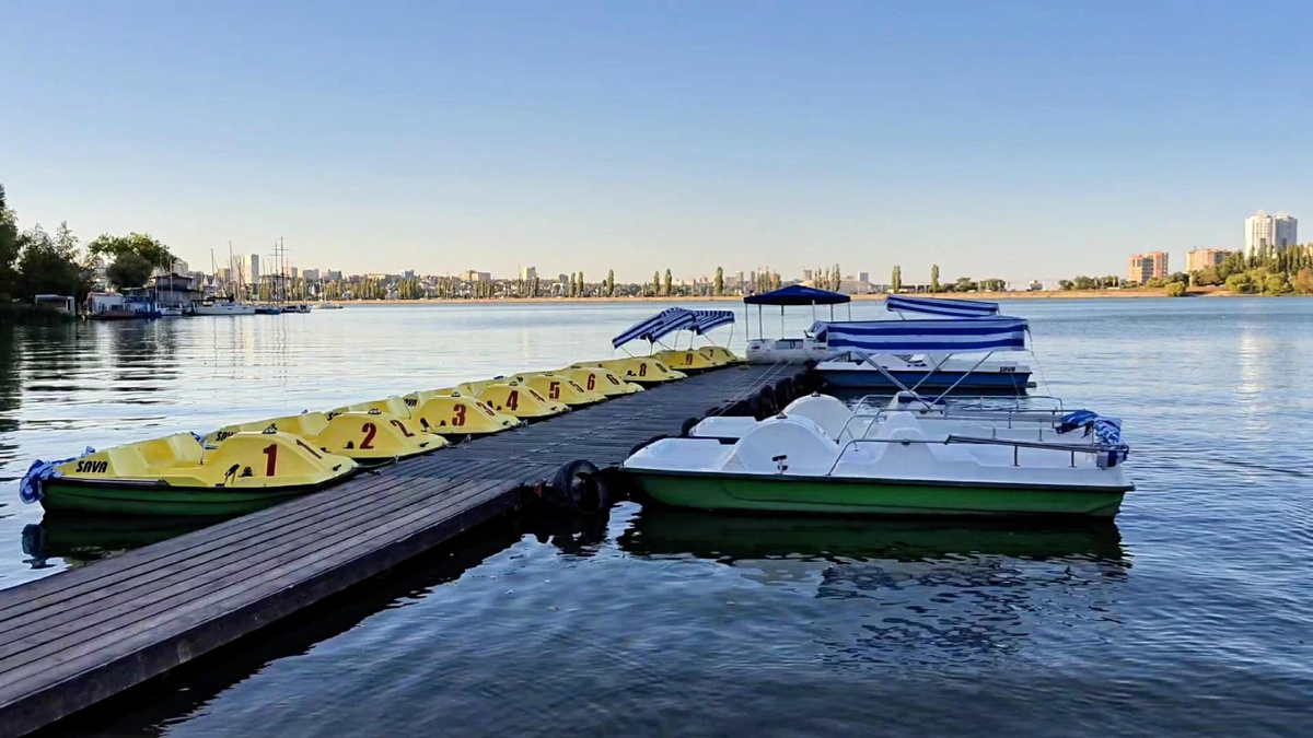 вид на воду в парке Алые паруса