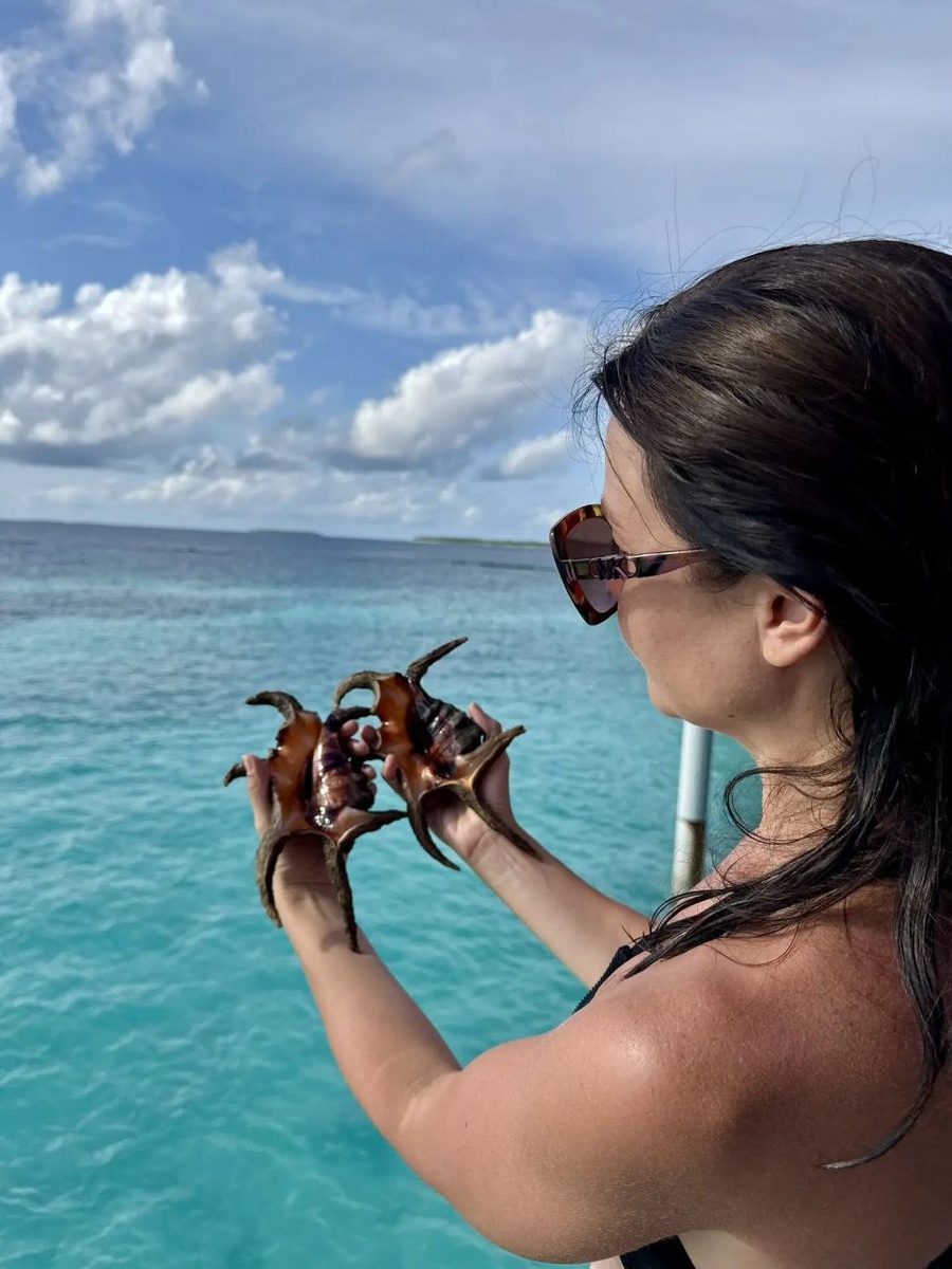 Екатерина нашла на Мальдивах ракушки размером с ладонь. Говорит, если приложить к уху — слышно не море, а голос, который шепчет: «Останься здесь навсегда».
Как думаете, слышно? 