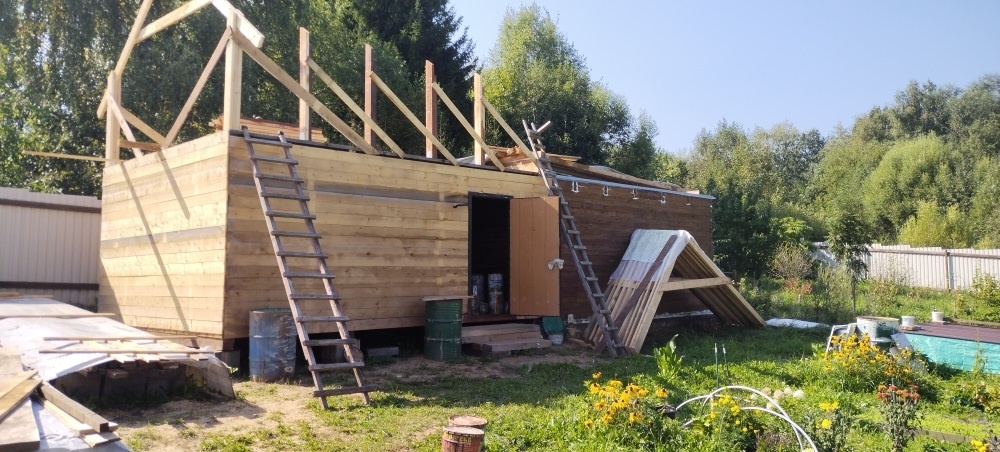 Стропила - первое установленное и внизу изготовленные