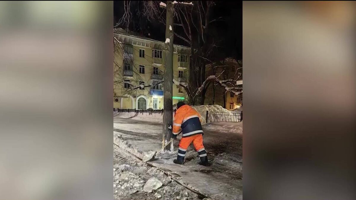    Коммунальные службы Уфы продолжают уборку снега, несмотря на морозы