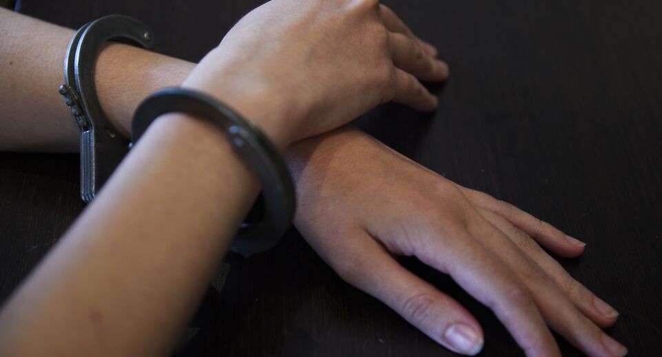    Женщина в наручниках / Медиасток.рф