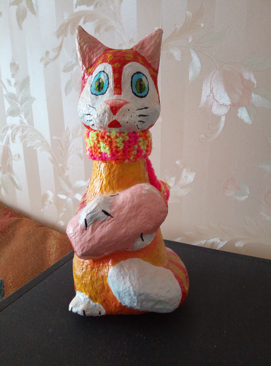 Первый котик с сарделькой в лапках