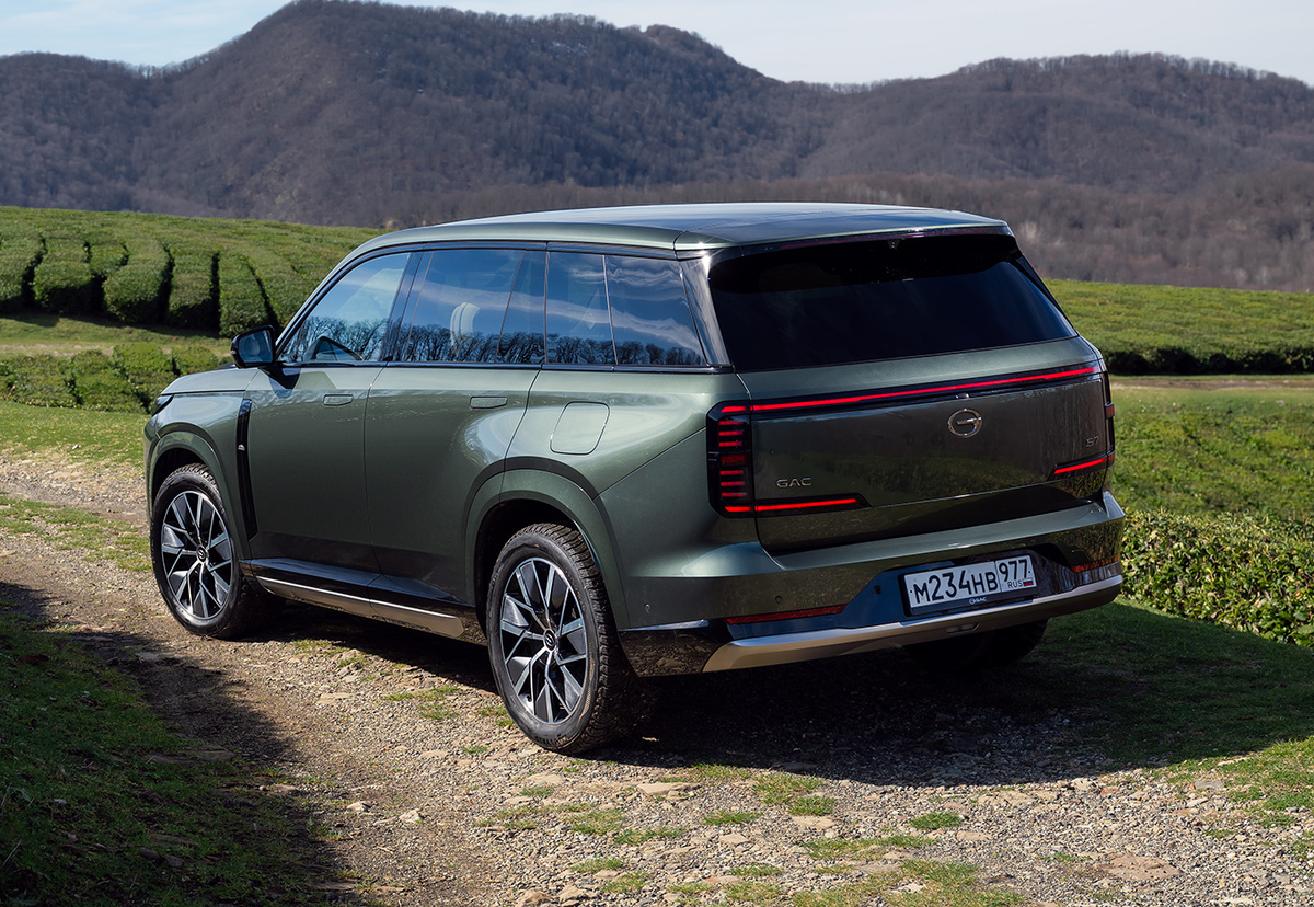 Цветовая гамма S7 состоит из 4 основных оттенков (черный, белый, серый и зеленый), но за доплату предлагают матовые и 2-цветные варианты с черной крышей, а также «Ультрачерную» версию, у которой не только кузов, но и весь декор черный, включая колеса. Фото: GAC