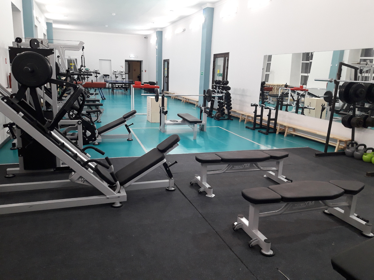 ...этот же спортивный зал. Теперь в этом спортивном зале проводятся занятия только групп пауэрлифтинга. Ни гимнастики, ни легкой атлетики здесь уже ни когда не будет. Как не будет борьбы т.к. стесненные условия не позволяют поместить борцовский ковер, не будет групп настольного тенниса т.к. может поместиться только один теннисный стол...