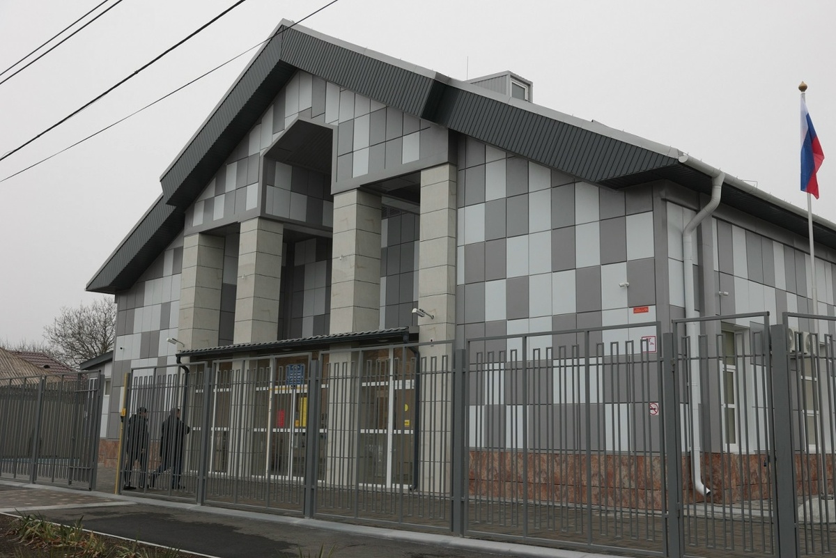 ...Вот так теперь выглядит спортивная школа. Красивая обертка, а что под ней?