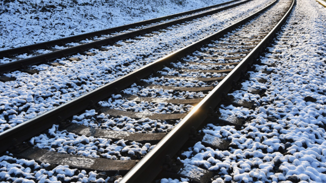 Фото: https://ru.freepik.com/free-photo/train-tracks-beautiful-shot-concept-transportation-train-travel-sunset-travel_2924580.htm#