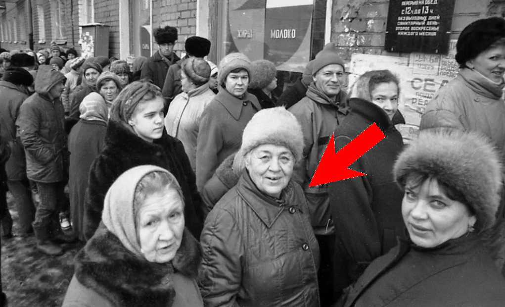Бесконечная очередь около продуктового магазина, но советские пенсионеры не унывают и даже улыбаются