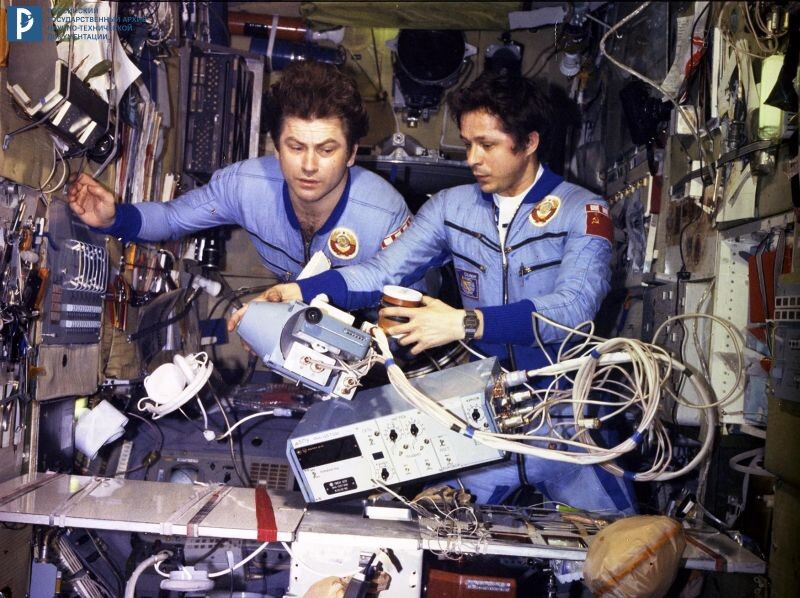 Экипаж космического корабля «Союз Т-4» – космонавты В.В. Коваленок и В.П. Савиных на борту орбитальной научной станции «Салют-6». Март 1981 г. РГАНТД. Арх. №  2-69цв.