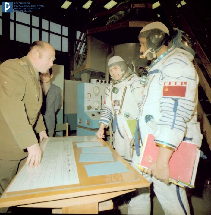 Экипаж космического корабля "Союз Т-4" – космонавты В.В. Коваленок и В.П. Савиных перед началом комплексной тренировки. 1981 г. РГАНТД. Арх. № 1-2677 цв.