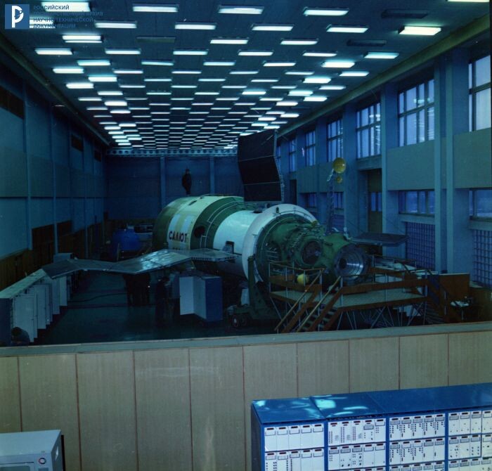 Тренажер орбитальной станции "Салют-6" в зале тренажеров РГНИИ – ЦПК им. Ю.А. Гагарина. Звездный городок, 1981 г. РГАНТД. Арх. № 1-1172 цв.