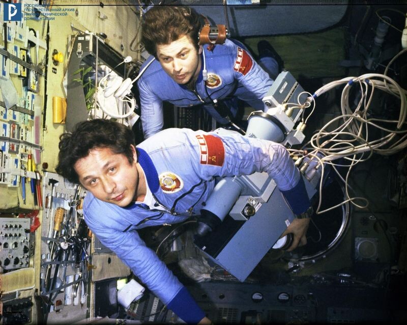 Экипаж космического корабля "Союз Т-4" – космонавты В.В. Коваленок и В.П. Савиных на борту орбитальной научной станции "Салют-6". Март 1981 г. РГАНТД. Арх. № 2-71 цв.