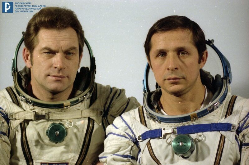 Экипаж космического корабля "Союз Т-4" – космонавты В.В. Коваленок и В.П. Савиных. Звездный городок, 1981 г. РГАНТД. Арх. № 0-4940 цв.