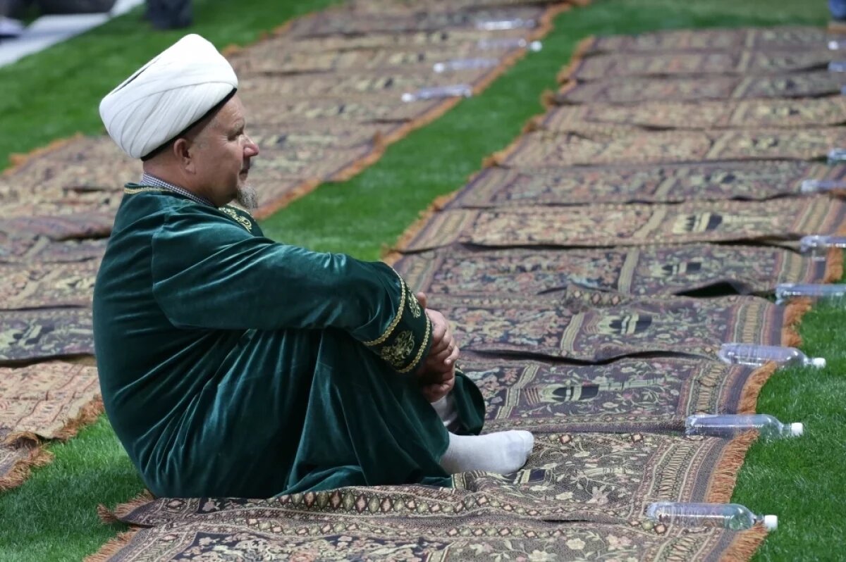    Самой почитаемой ночи в исламе посвящена целая сура в Коране. В ней ангелы спускаются на землю, а судьба людей на год вперед переписывается в Книге Судеб.