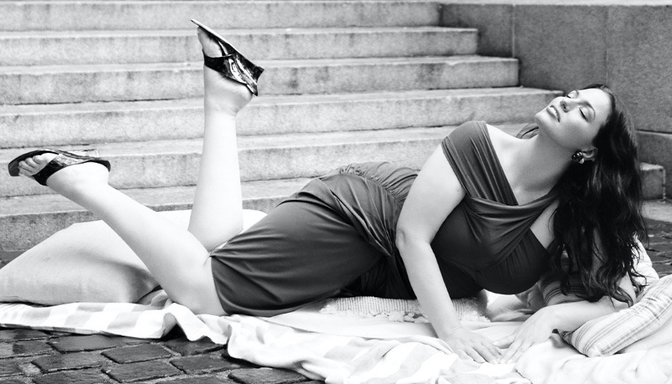 Эшли Грэм снялась для Stuart Weitzman