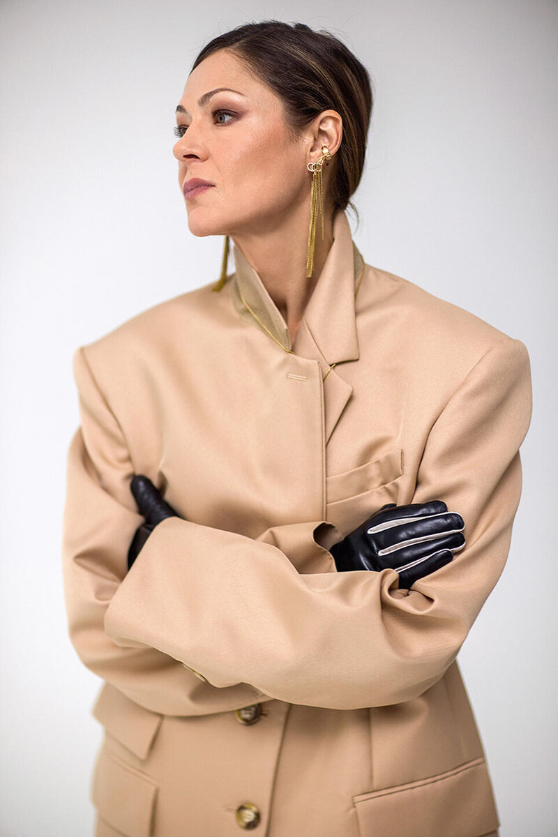    На Елене: жакет Sportmax (Bosco di Ciliegi), перчатки Prodan, серьги LIU JO (AllTime) Филипп Гончаров