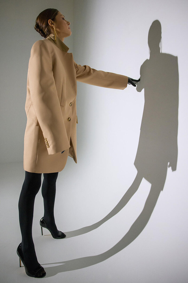    На Елене: жакет Sportmax (Bosco di Ciliegi), босоножки NANDO MUZI (Rendez-Vous), перчатки Prodan, серьги LIU JO (AllTime) Филипп Гончаров