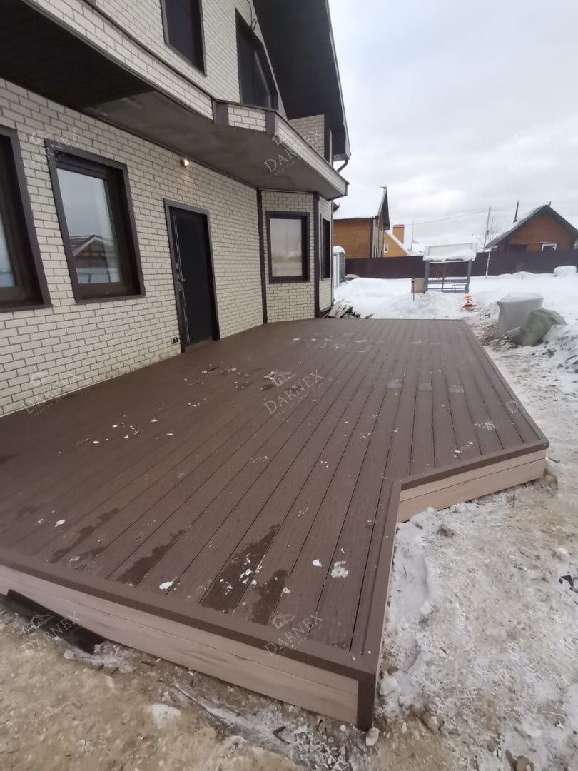 Терраса из дпк к дому из кирпича