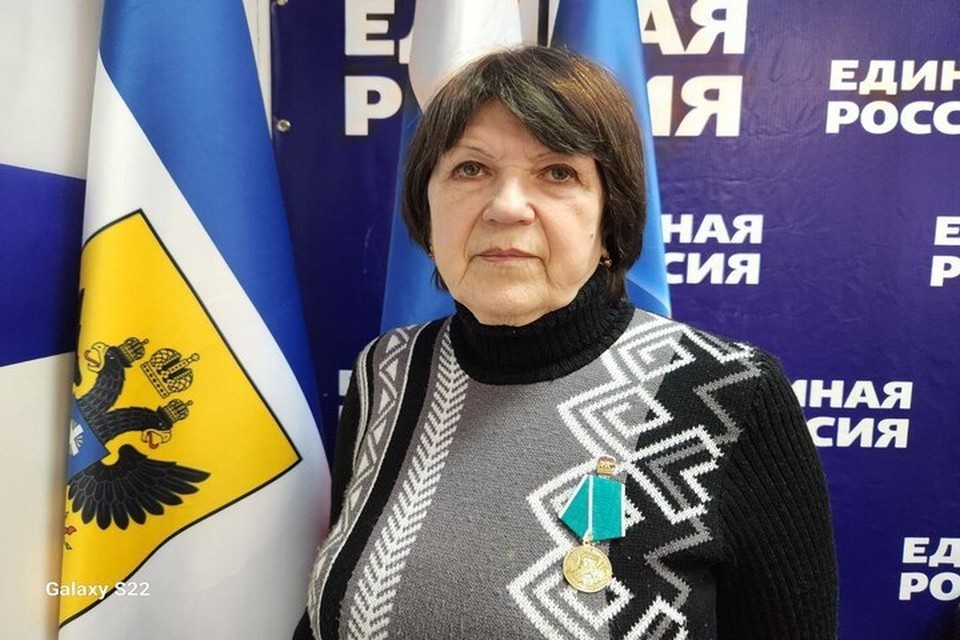    Каховчанка Татьяна Поникарчик получила медаль от воинской части. Фото: тг-канал Павла Филипчука