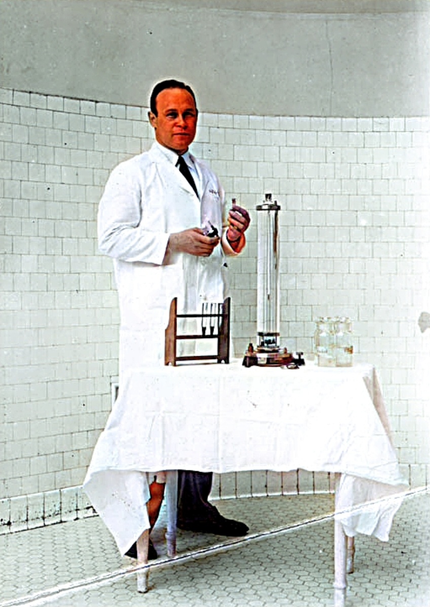  Чарльз Дрю в лаборатории