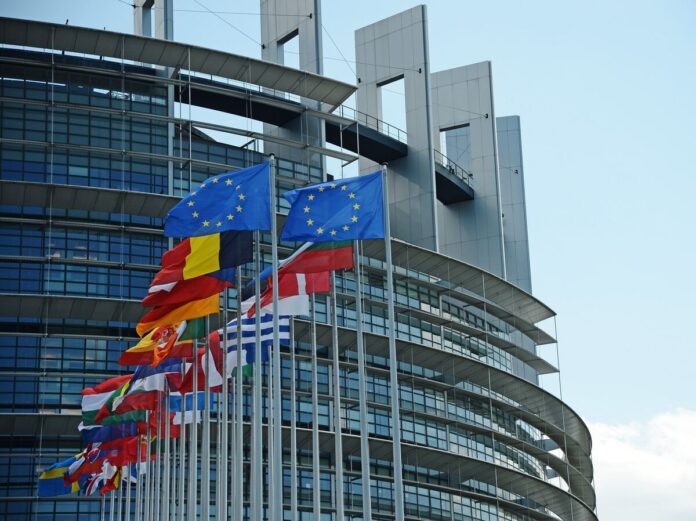    Европарламент представил 'суверенный ИИ', способный генерировать законодательные тексты, но с ограничениями в юморе.