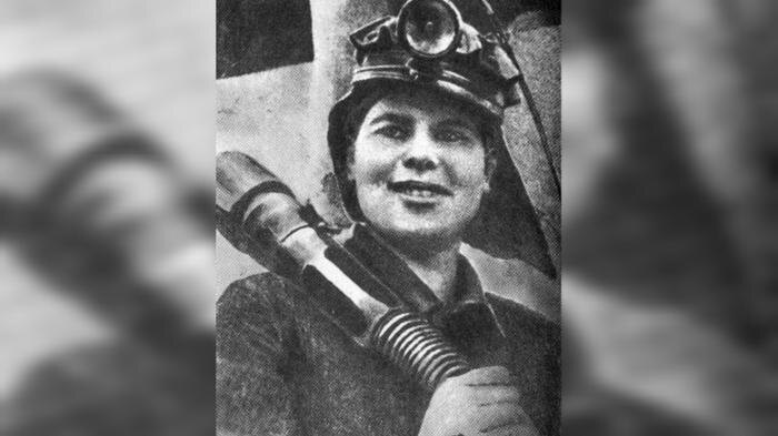 Александра Леонова. Фото с обложки журнала «Работница : журнал для женщин и семьи», 1942, № 14 / © Российская государственная библиотека (РГБ)