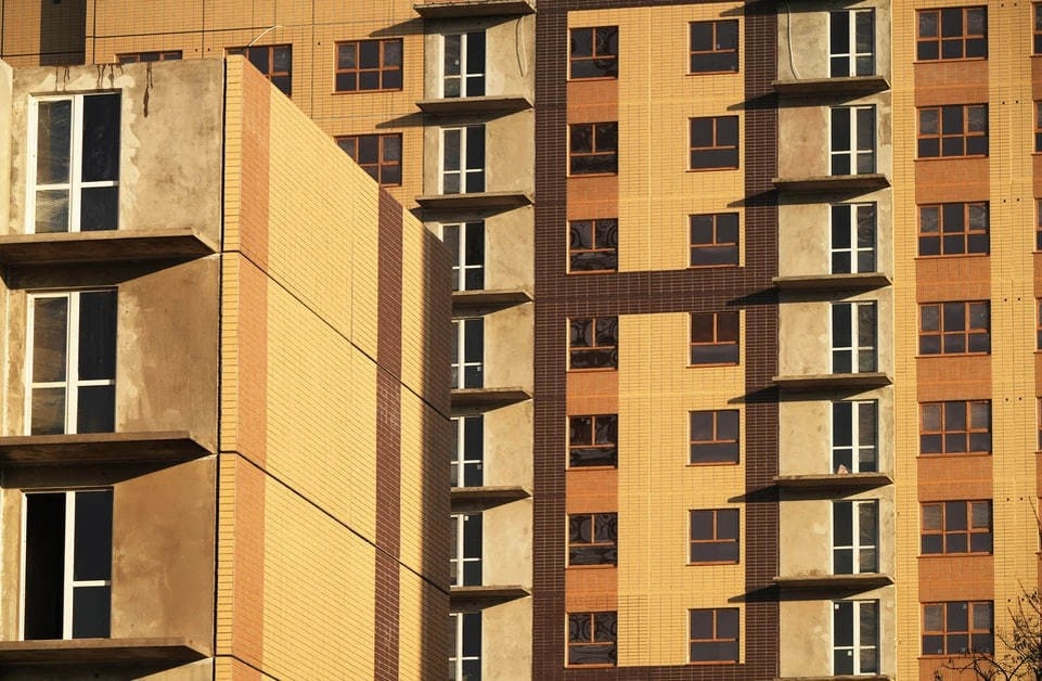    В Мариуполе стартовала муниципальная программа по ремонту квартир Александр ИВАНОВ