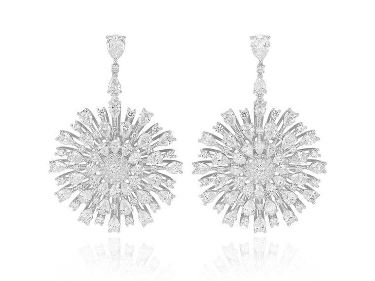 Рассмотрим поближе этичные серьги Chopard из коллекции Green Carpet, украшенные бриллиантами грушевидной формы в оправе из золота Fairmined, которые Ливия Ферт надела на церемонию вручения премии «Золотой глобус».