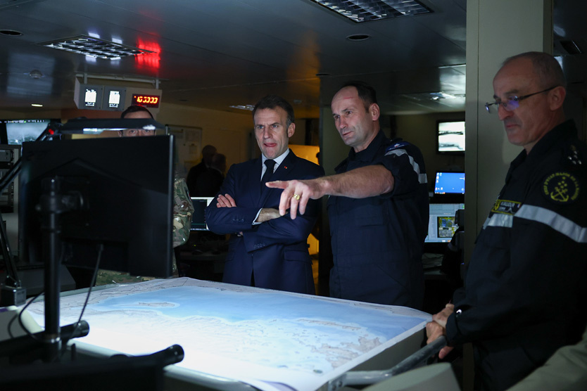    Эммануэль Макрон на борту авианосца «Шарль де Голль»    
Фото: Gonzalo Fuentes / AP / TASS