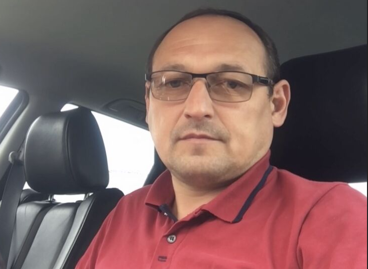 Открыв дверь своим ключом, 50-летний бывший муж устроил спектакль, решив сыграть на слабостях женщины