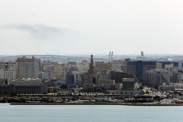 Дым после взрывов в небе над Дохой, Катар, 28 февраля 2026 года / Mohammed Salem/Reuters   📷