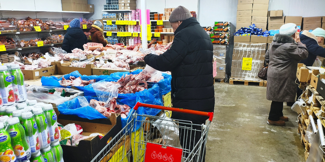 В Светофоре каждый найдет для себя нужный товар по приемлемой цене. Посуда, обувь, циновки, моющие и дачное. Выбираем окорок и клубнику.