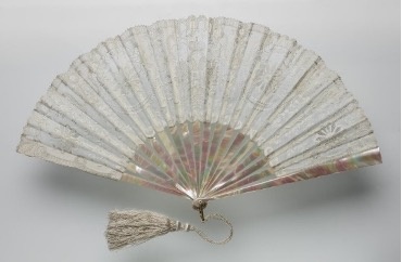 Веер складной с Российским гербом на экране. Федеральное государственное бюджетное учреждение культуры Государственный Эрмитаж»