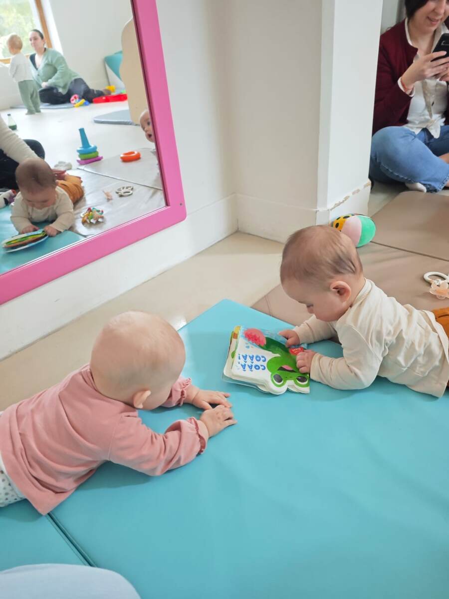 Некоторые ясли открыты по субботам как игровой центр, куда могут прийти родители с детьми. Вот дочка (слева) в одном из них. Это не те ясли, куда она ходит каждый день. 