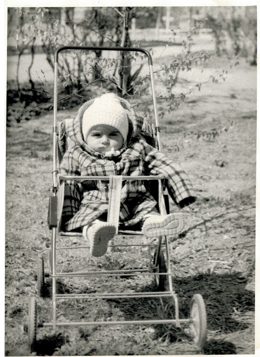 Примерно месяцев в 8 на прогулке