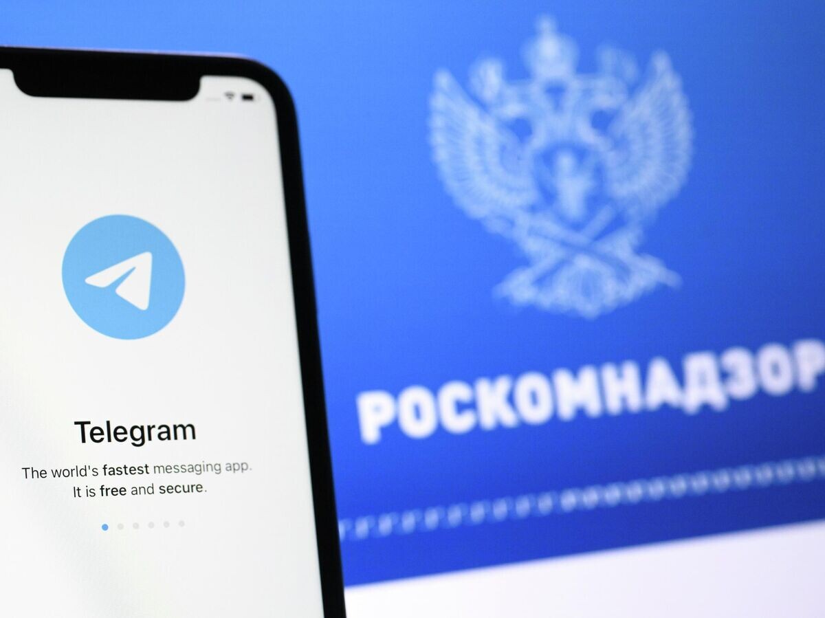    Логотип мессенджера Telegram на экране телефона | © РИА Новости / Александр Кряжев