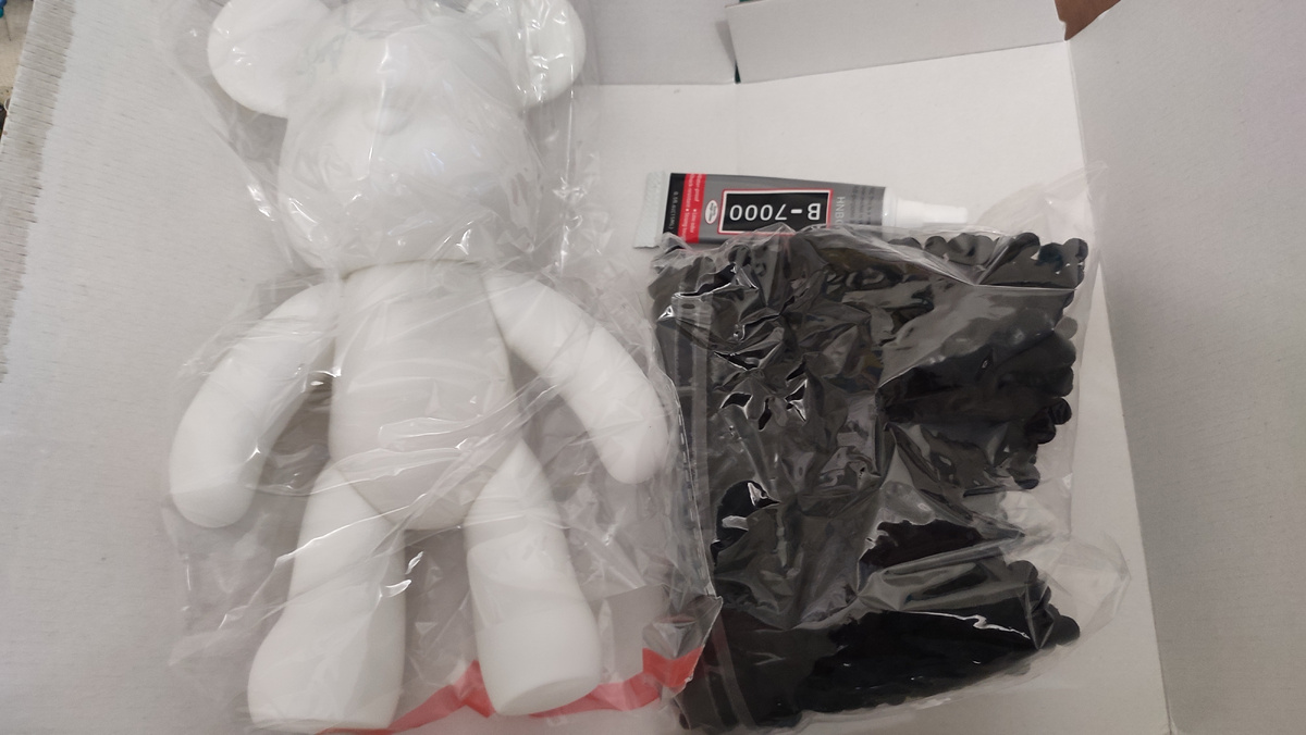 Размер мишки 23*15 см. Пластиковый корпус, клей, помпушки