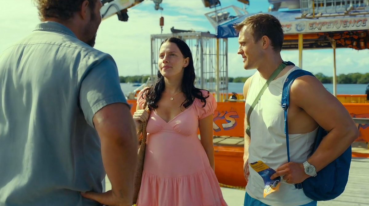 Опоздавшая парочка. Кадр из фильма «Хищные твари» (2025)