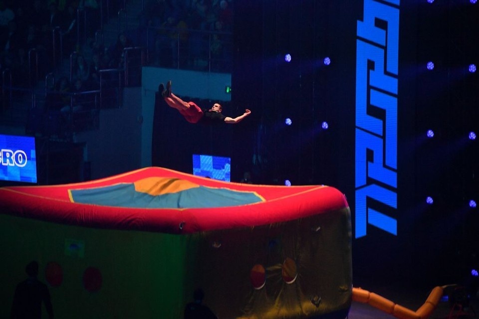    Вместе с Марией Михайловой из Краснодарского края он победил в смешанных синхронных прыжках Иван МАКЕЕВ