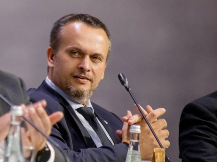    Визуализация концепции «цифрового неба», где обещание Никитина о часовом доступе к полетам привело к значительным изменениям в логистике и породило новую форму воздушной бюрократии.