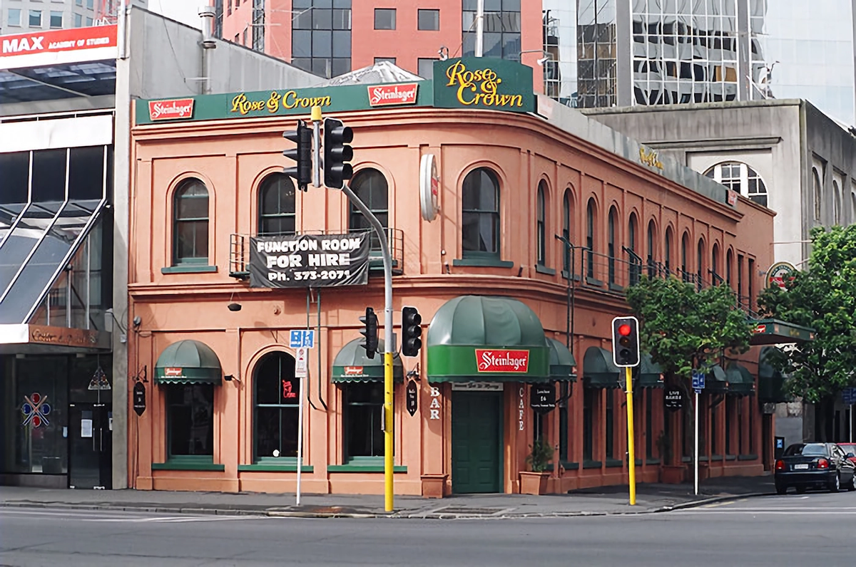 Паб (а по-нашему, пивнушка) в центре Окленда: парадоксальная смесь исторических зданий и небоскрёбов — а также традиций и современности