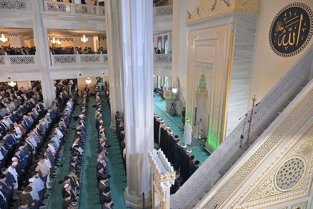    Верующие на богослужении в день праздника Ураза-байрам в Московской соборной мечети. В этот день правоверные мусульмане отмечают завершение самого длинного и сложного поста в месяц Рамадан. / Евгений Биятов / РИА Новости