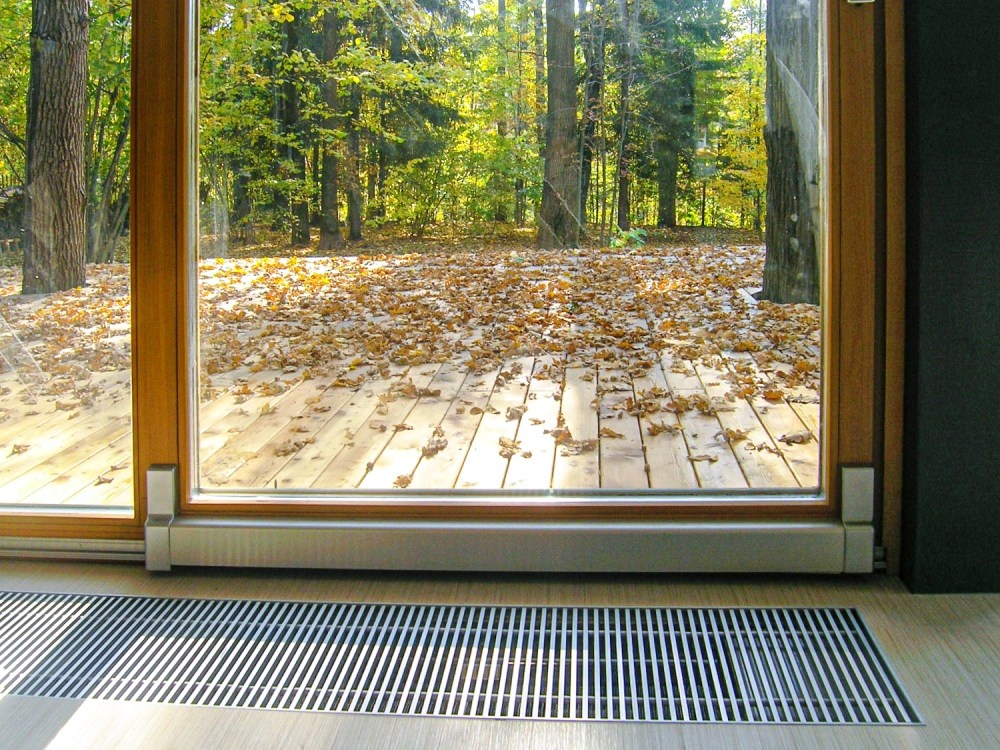 Внутрипольный конвектор под панорамным окном