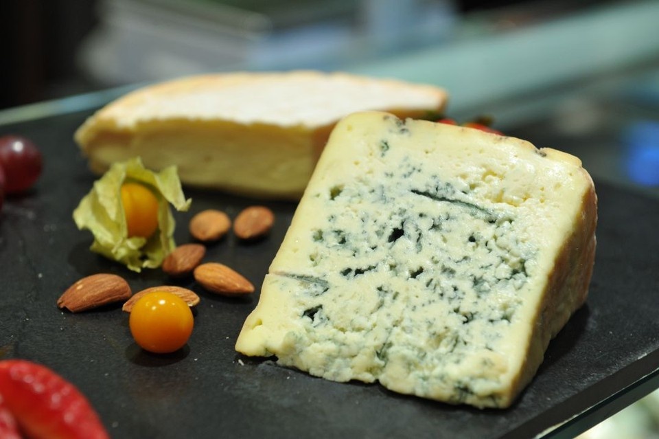    Деликатесы вроде бри и камамбера могут вызвать гипертонический криз, листериоз и аллергию Михаил ФРОЛОВ