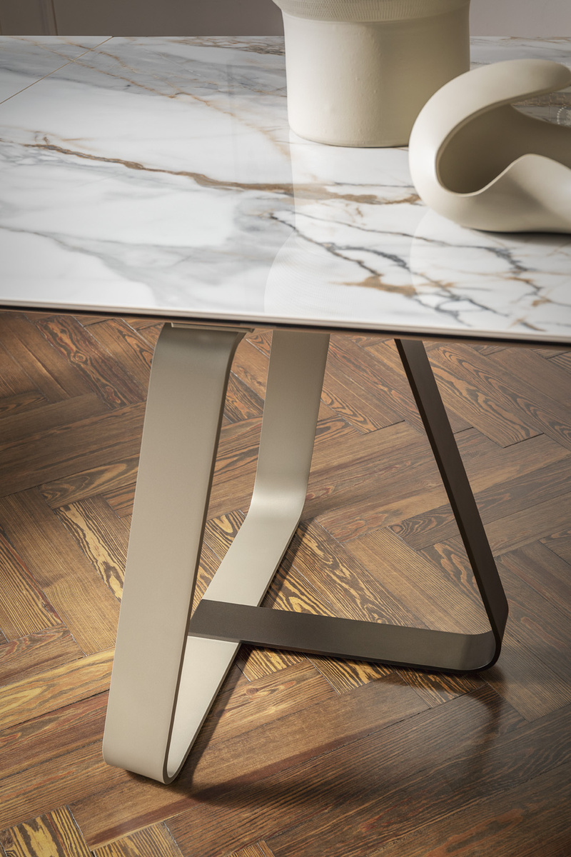 Скульптурная архитектура металлического основания в сочетании с благородным рисунком итальянской керамики превращают функциональный стол в настоящий арт-объект.