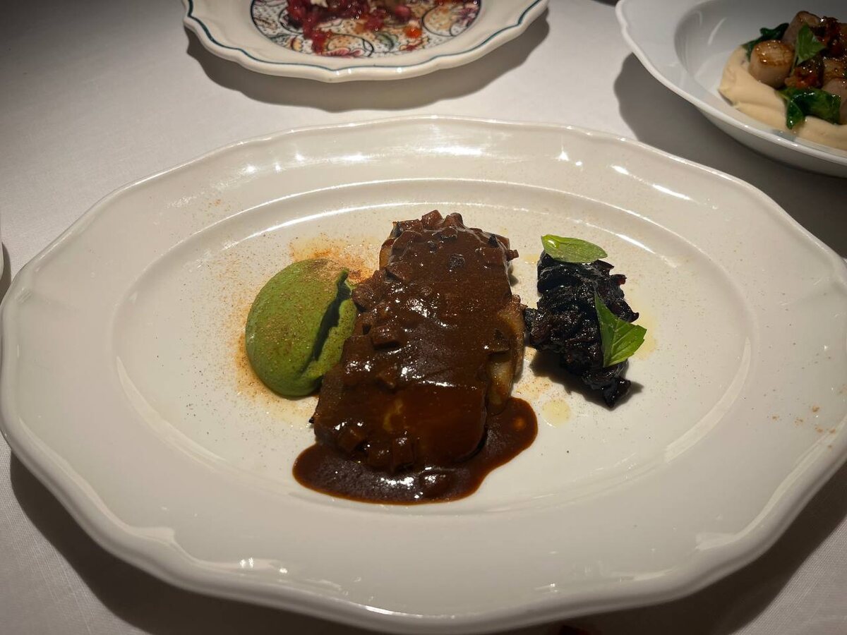 Сельдерей с нутовым кремом и грибным жу