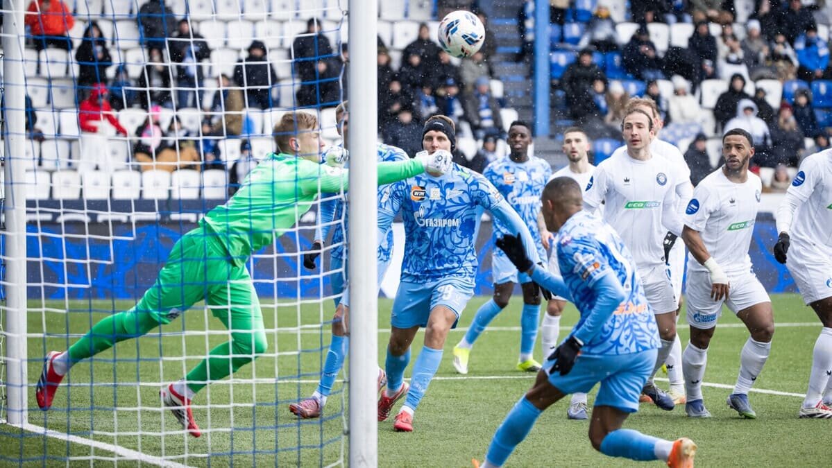 В матче между "Оренбургом" и "Зенитом" жарко было в обеих штрафных, но больше пользы из этого извлекли хозяева. Фото: ФК "Зенит". 