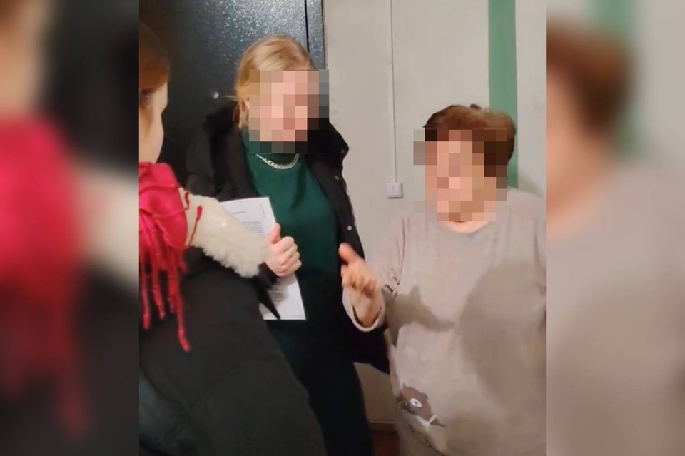    Девушки пришли к пенсионерке, но та сразу все поняла и не пустила их за порог. Фото: предоставлено «КП-Самара»