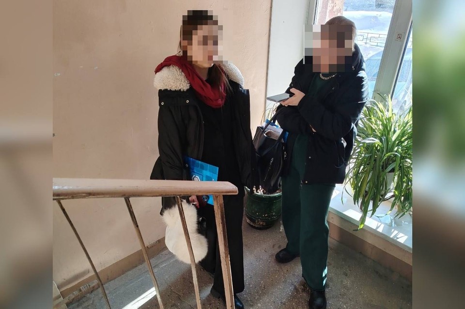    Мужчина попросил подозрительных девушек покинуть подъезд дома. Фото: предоставлено «КП-Самара»