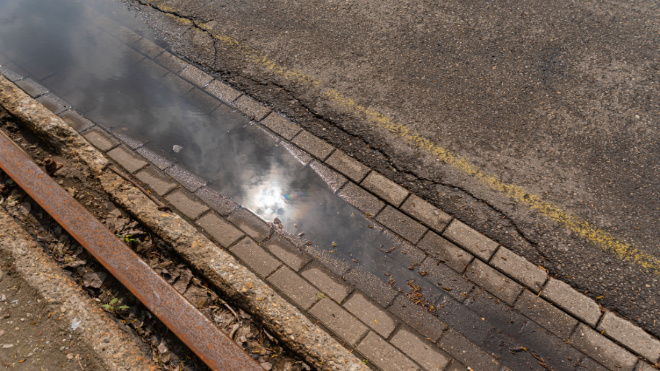 Фото: https://ru.freepik.com/free-photo/asphalt-street-with-train-rails_91126979.htm#fromView=search&page=1&position=9&uuid=7e12c1f5-ea68-4038-b70a-4edf52c62be4&query=road+pit